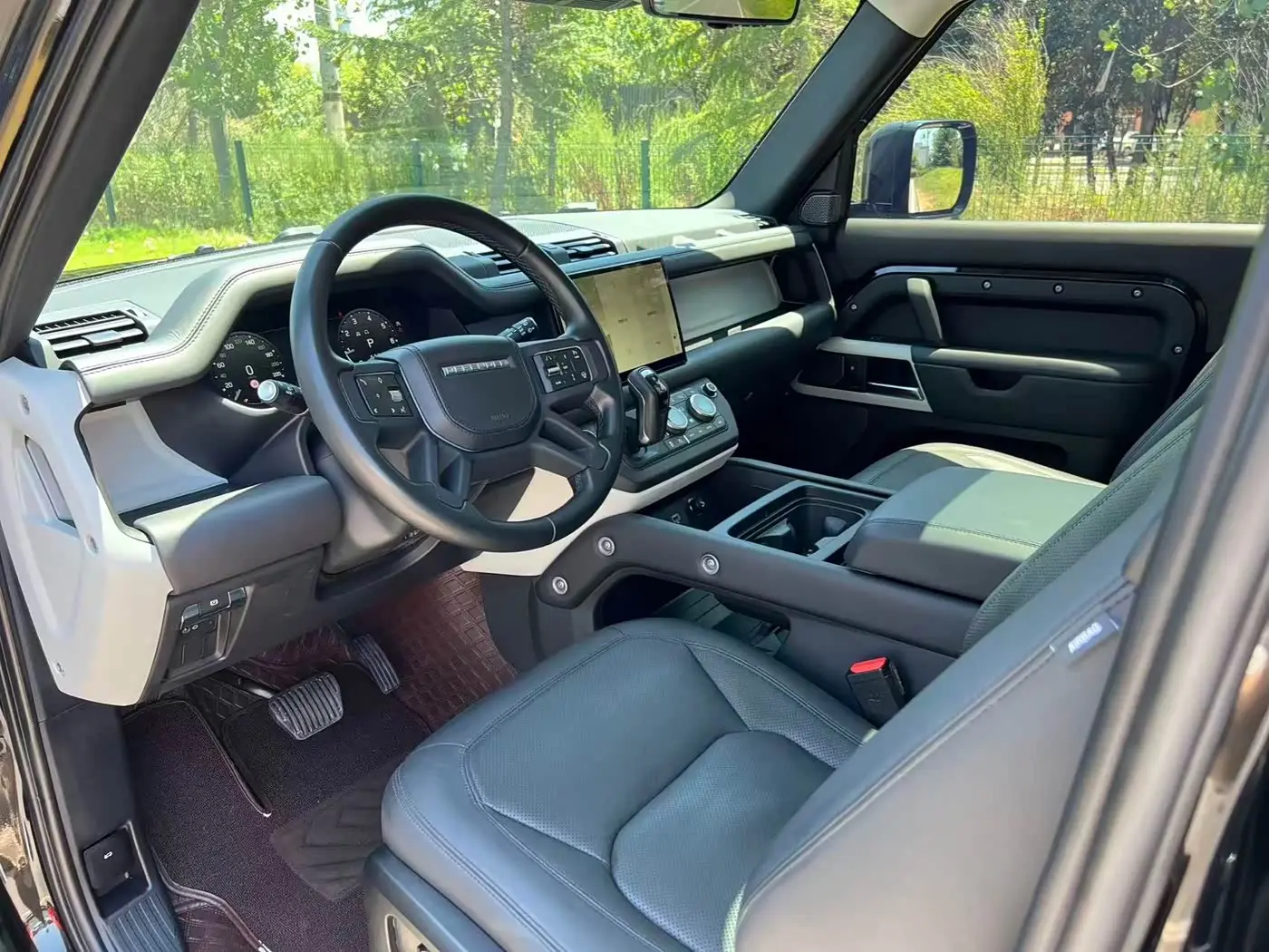 Land Rover Defender 2023 — Photo 8/15