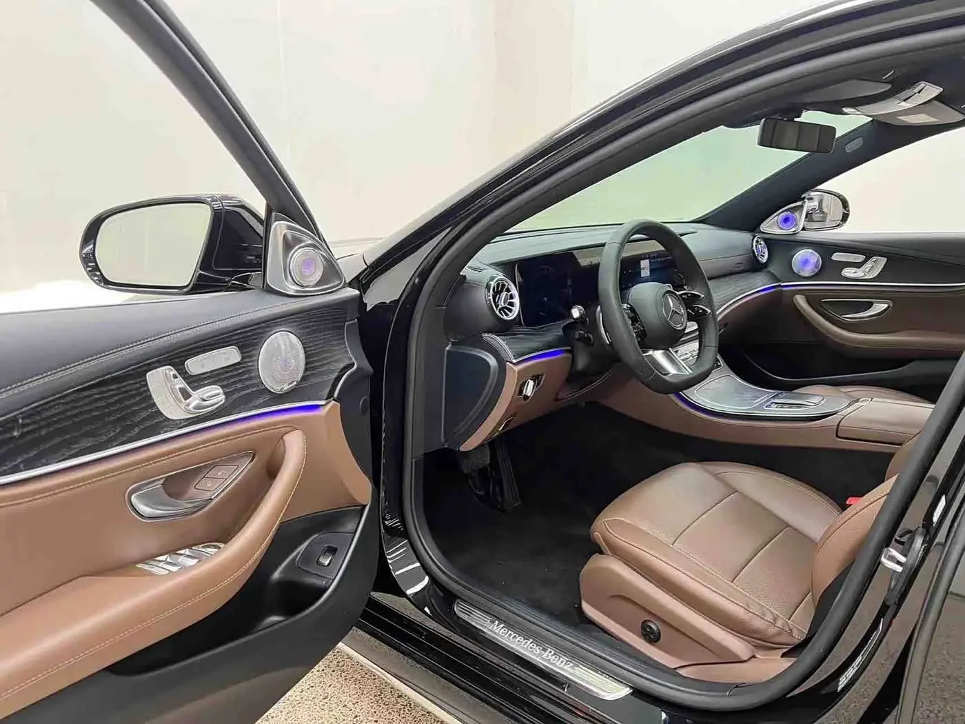 Mercedes-Benz E-Class 2023 — Photo 10/20