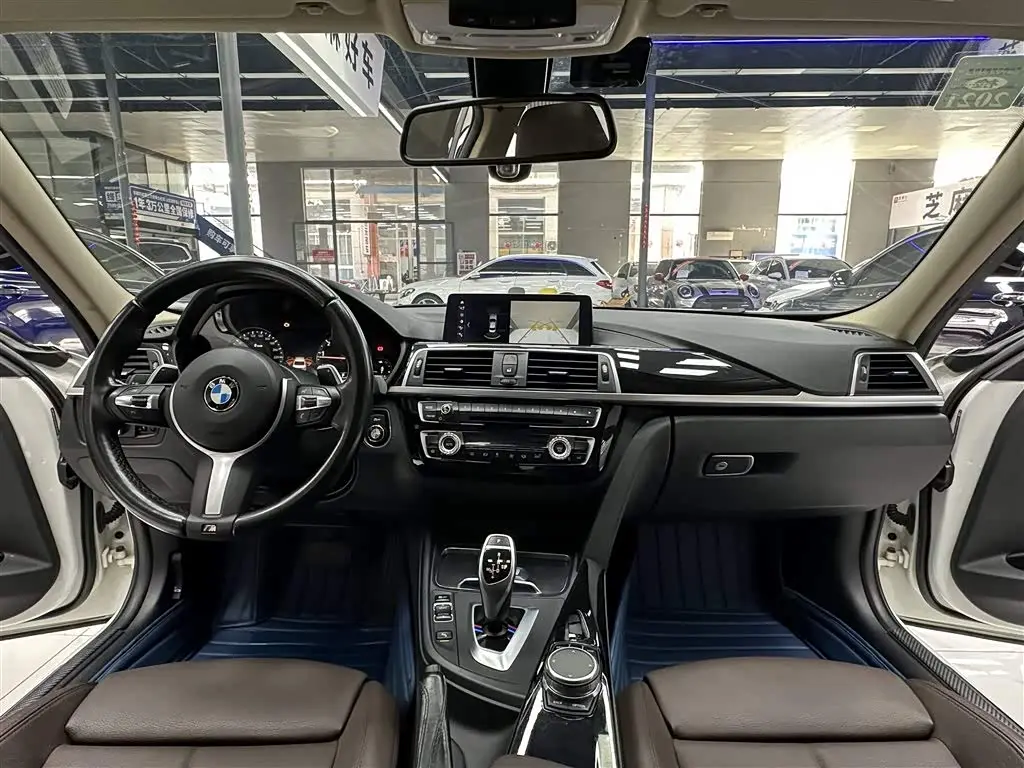 BMW 3 Series 2019 — Фото 11/16