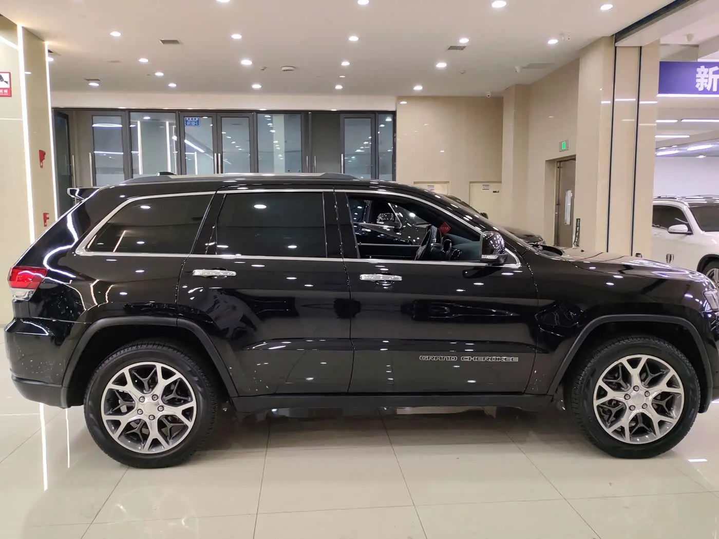 Jeep Grand Cherokee 2020 — Фото 15/19