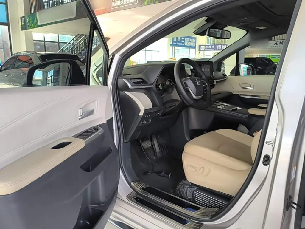Toyota Sienna 2023 — Photo 15/19