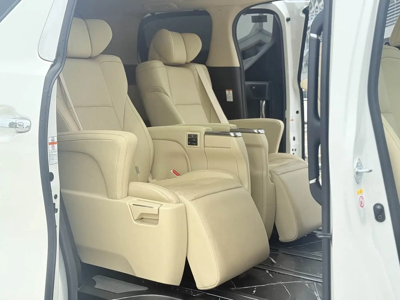 Toyota Alphard 2019 — Photo 8/20