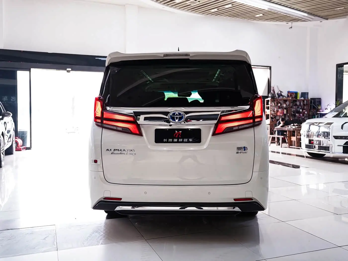 Toyota Alphard 2021 — Photo 18/19