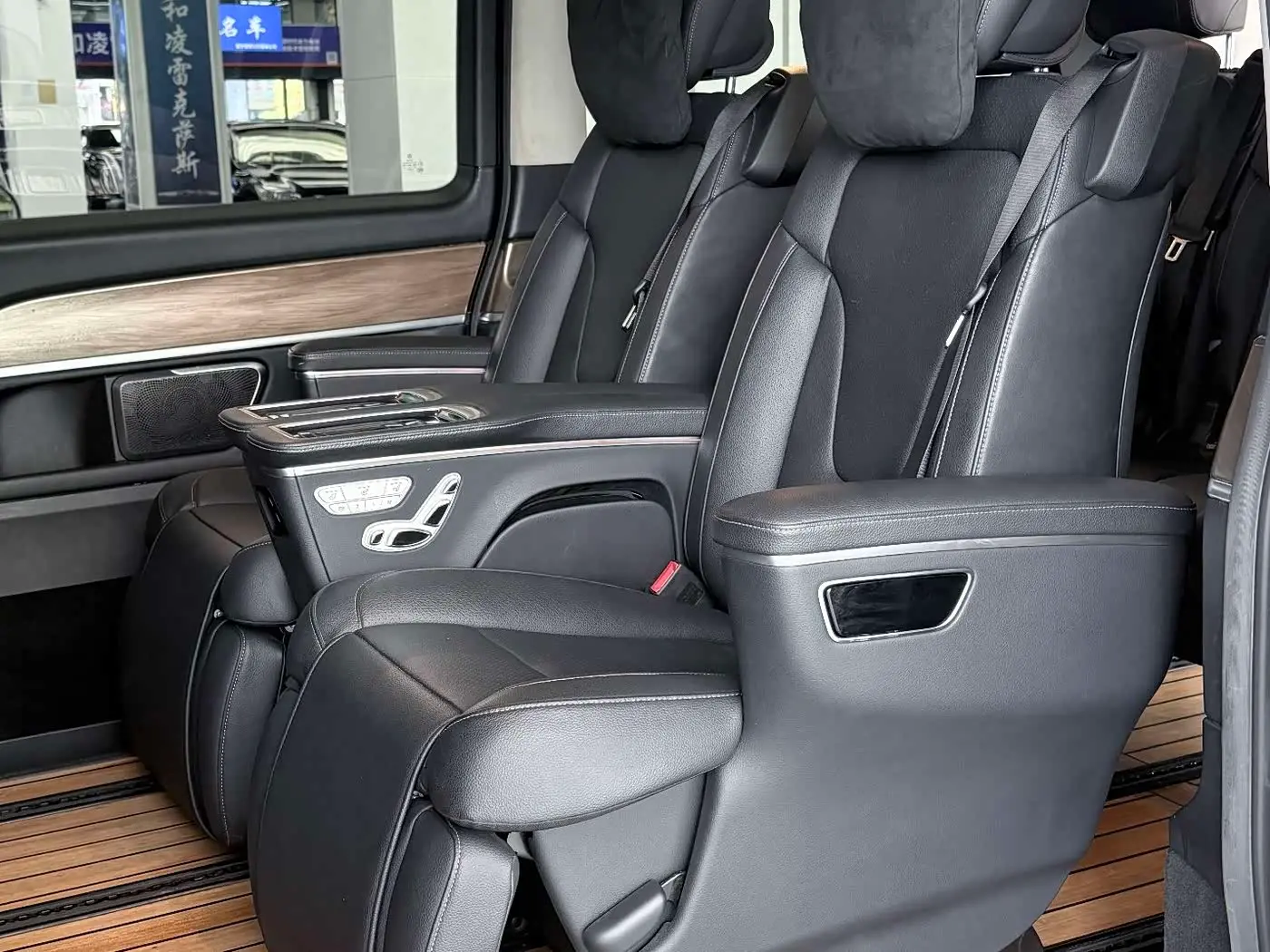 Mercedes-Benz V-Class 2021 — Фото 8/20