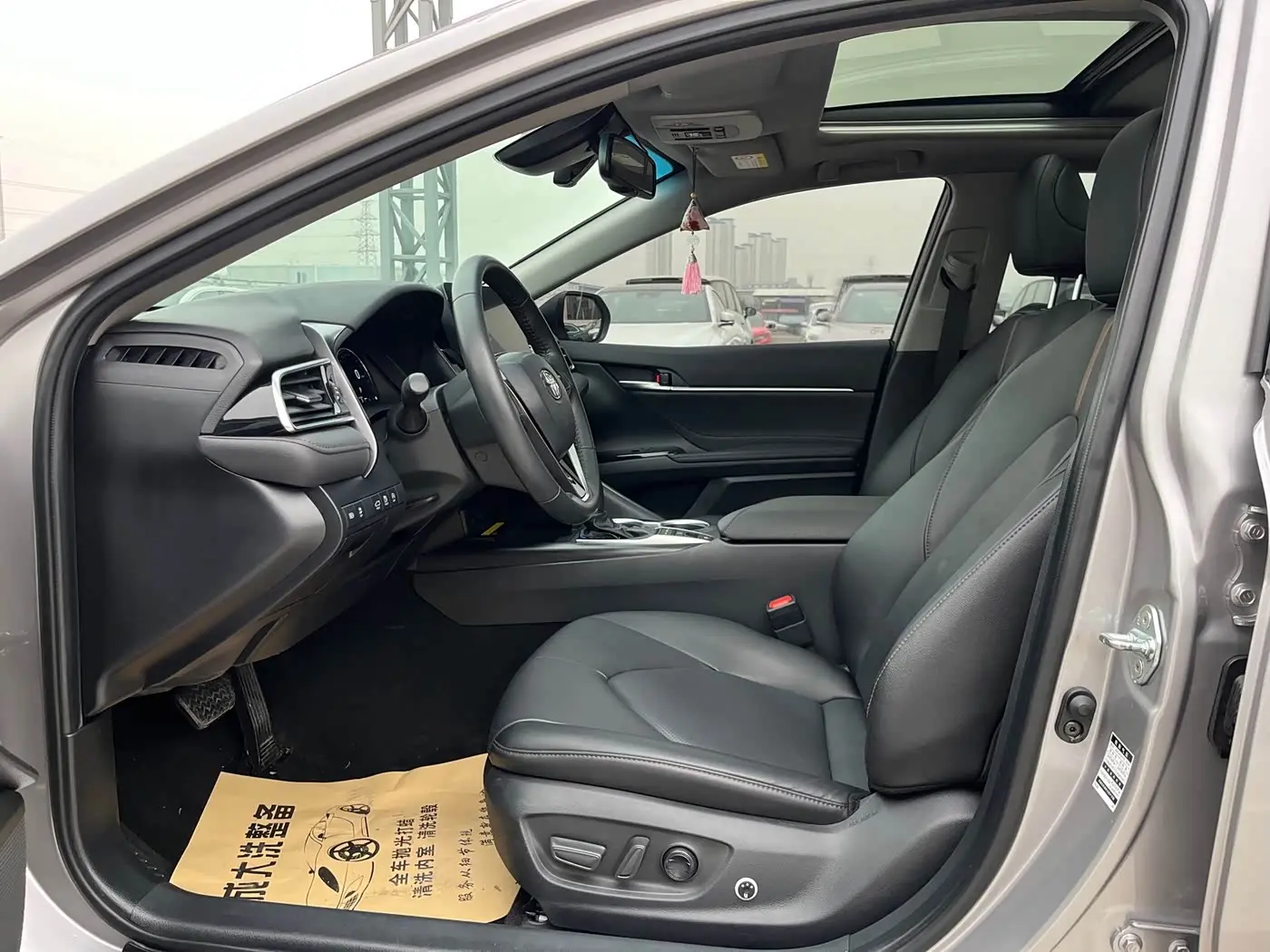 Toyota Camry 2023 — Photo 7/18