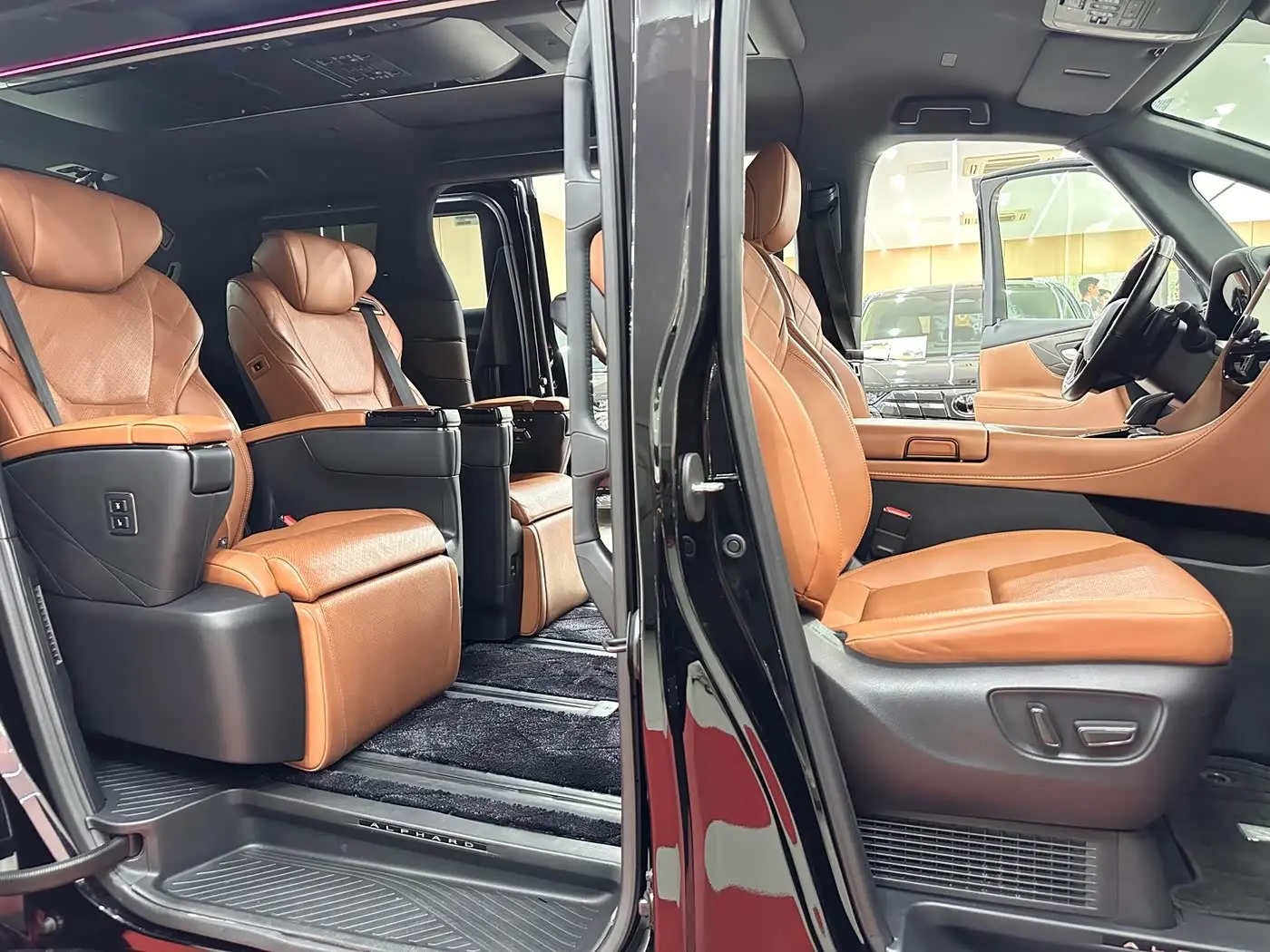 Toyota Alphard 2023 — Photo 7/12