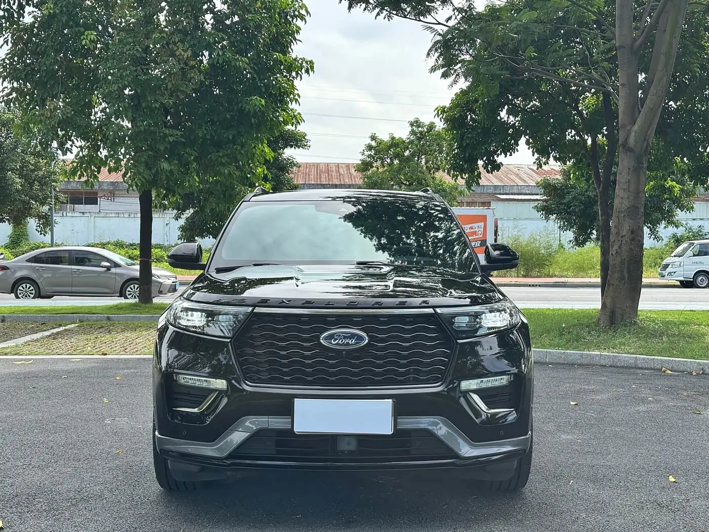 Ford Explorer 2021 — Photo 2/20