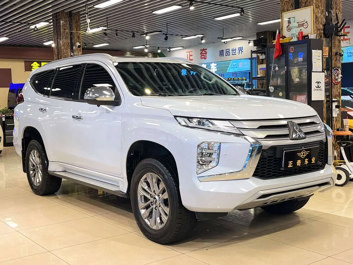 Mitsubishi Pajero Sport 2022 — Photo 1/20