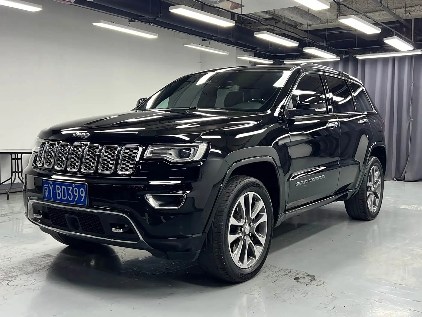 Jeep Grand Cherokee 2018 — Фото 1/16
