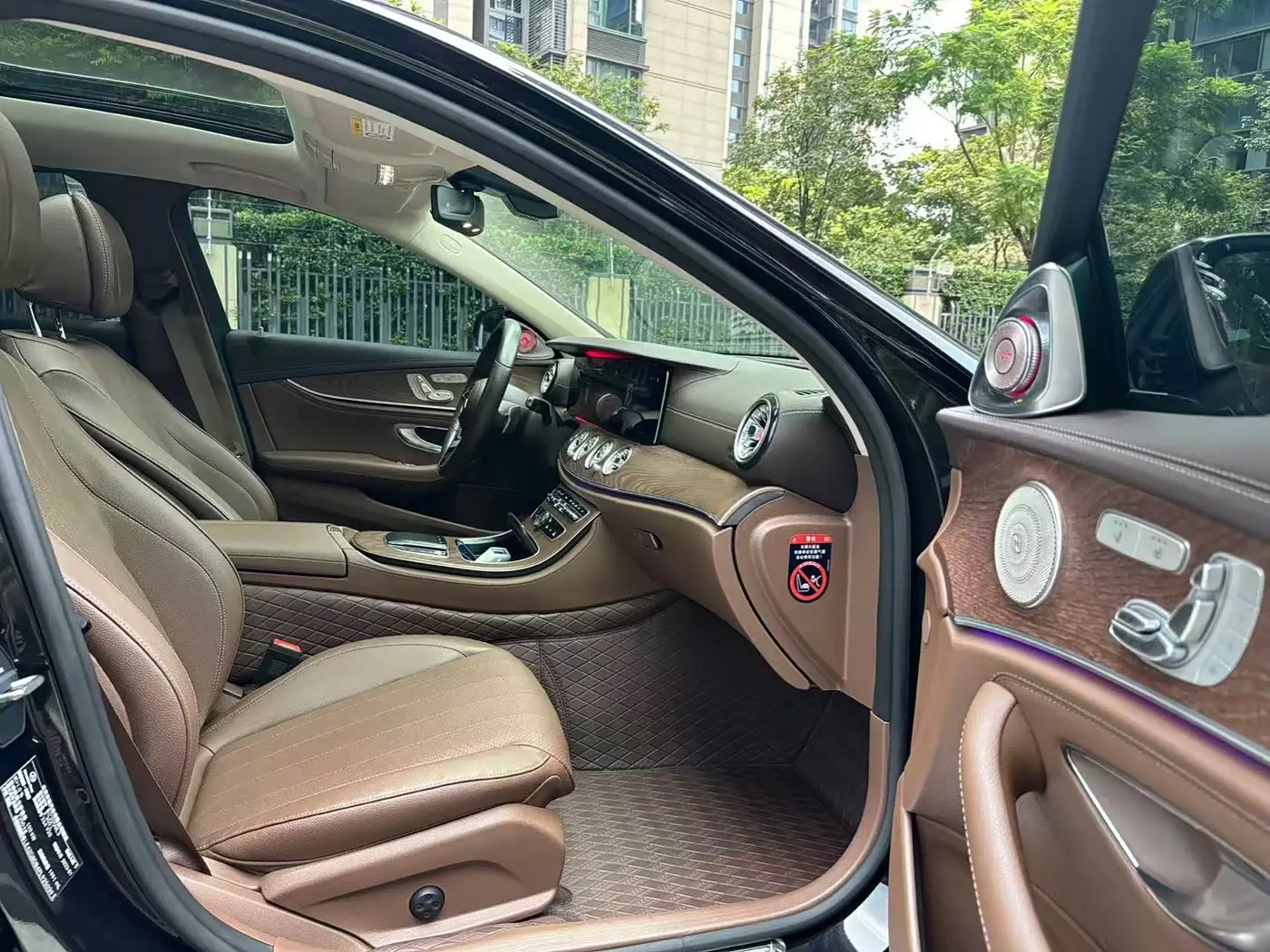 Mercedes-Benz E-Class 2023 — Photo 8/12