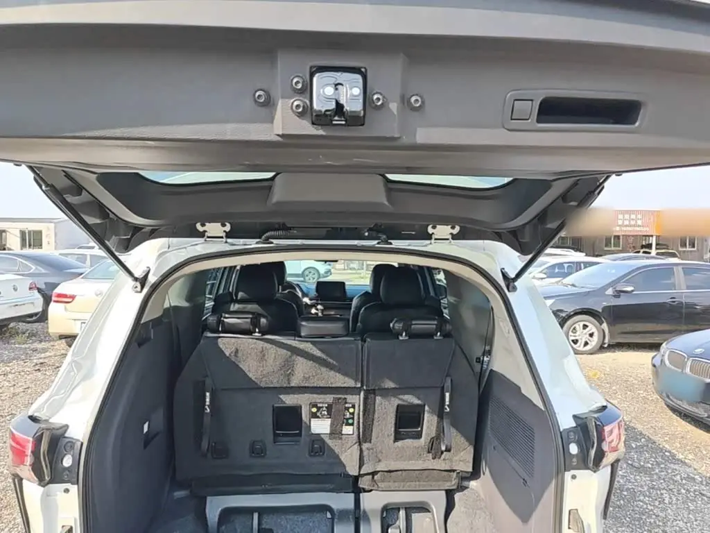 Toyota Sienna 2023 — Photo 18/19