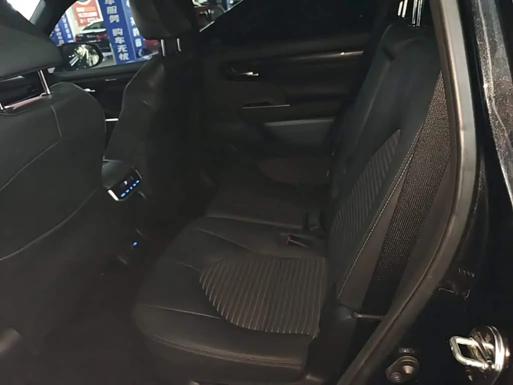 Toyota Crown Kluger 2023 — Photo 16/19