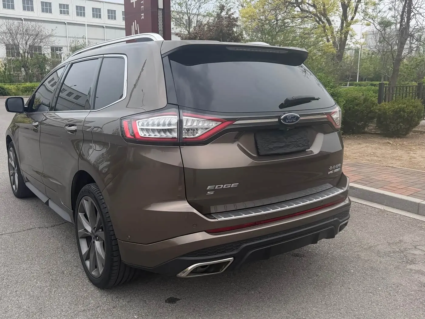 Ford Edge 2018 — ფოტო 15/17