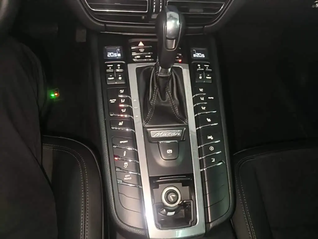Porsche Macan 2020 — Photo 9/19