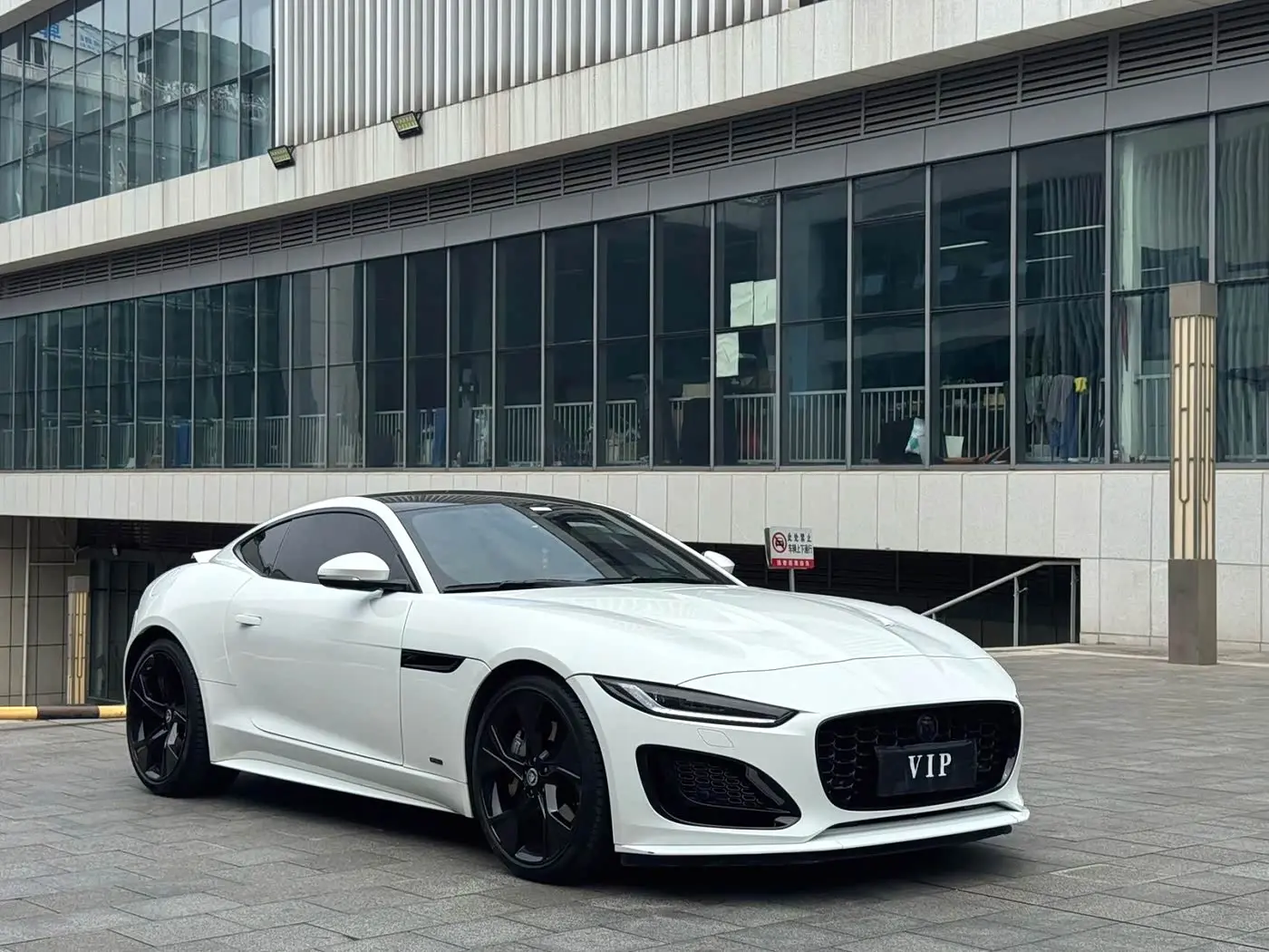 Jaguar F-TYPE 2023 — Фото 3/12