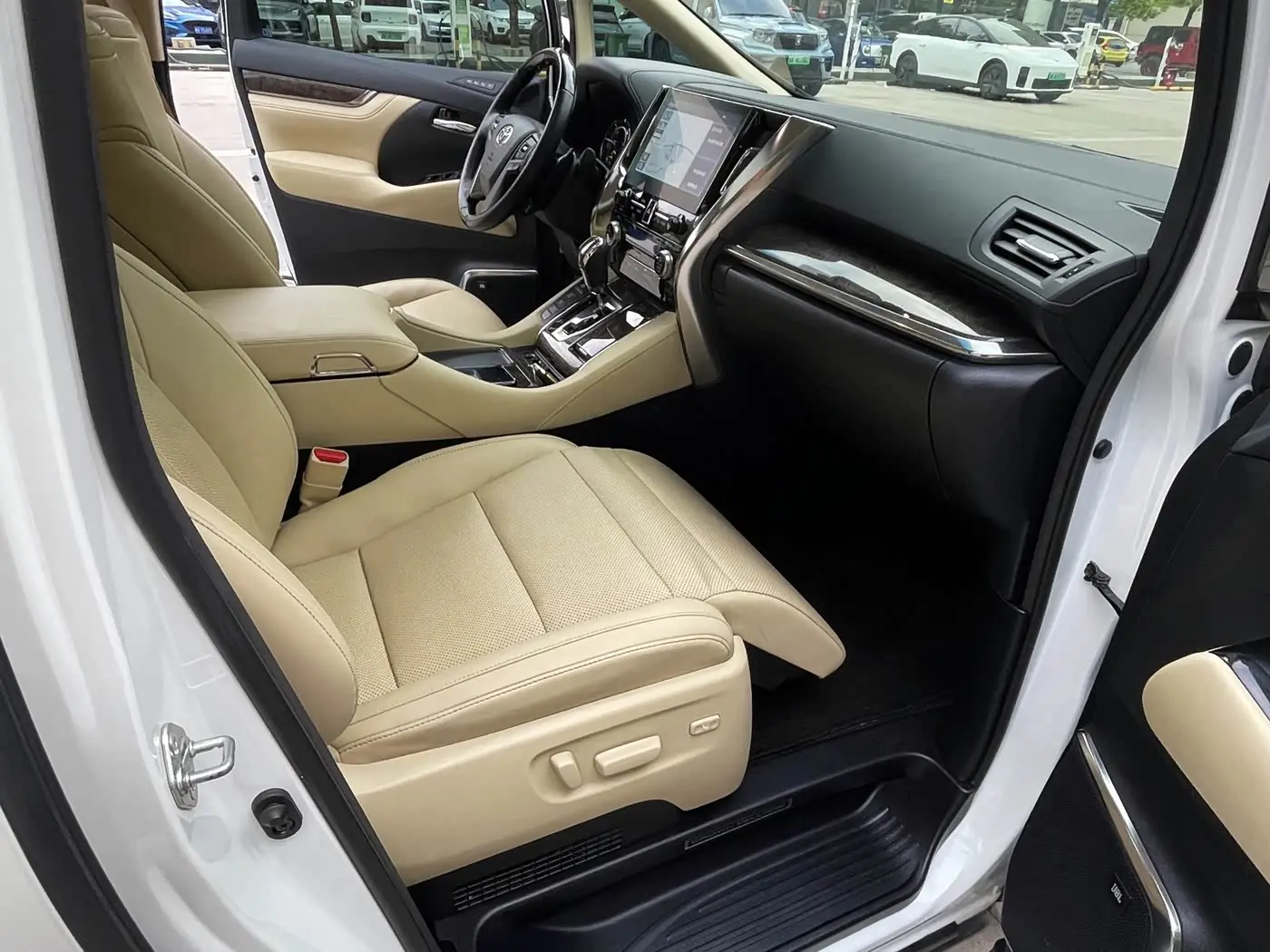 Toyota Vellfire 2022 — Photo 19/20