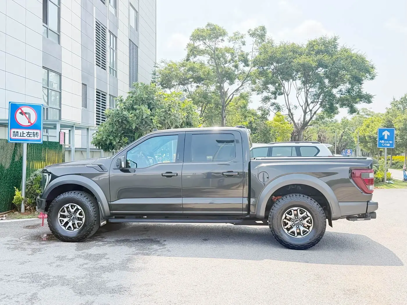 Ford F-150 Raptor 2023 — Фото 17/20