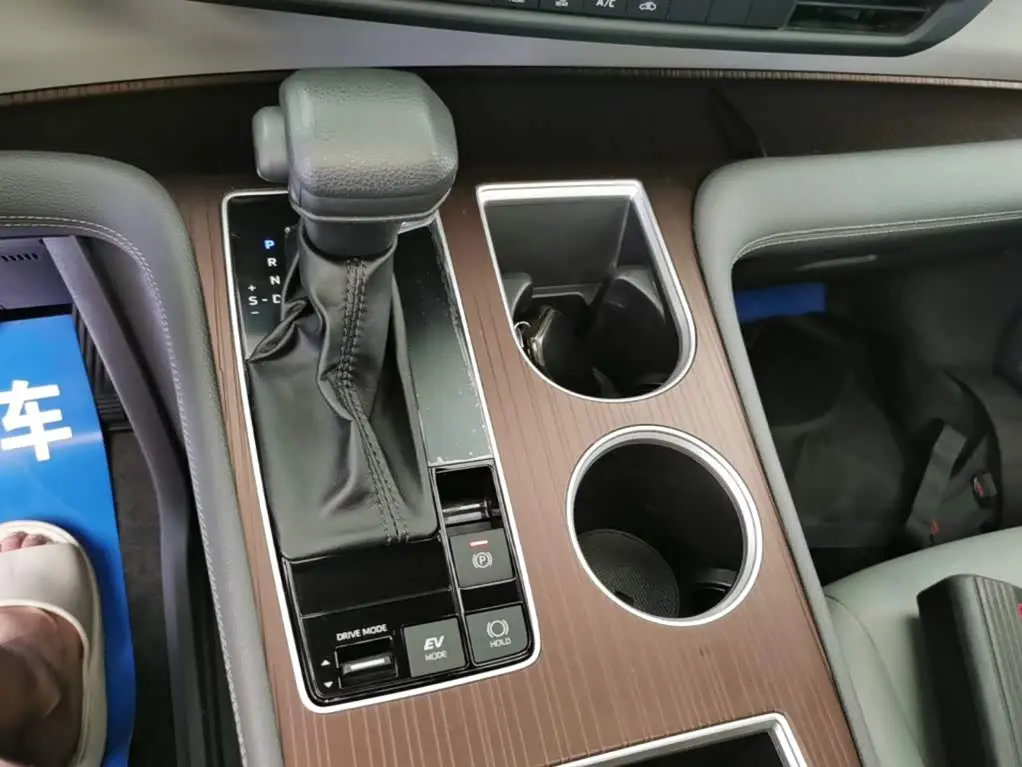 Toyota Granvia 2024 — Photo 14/20