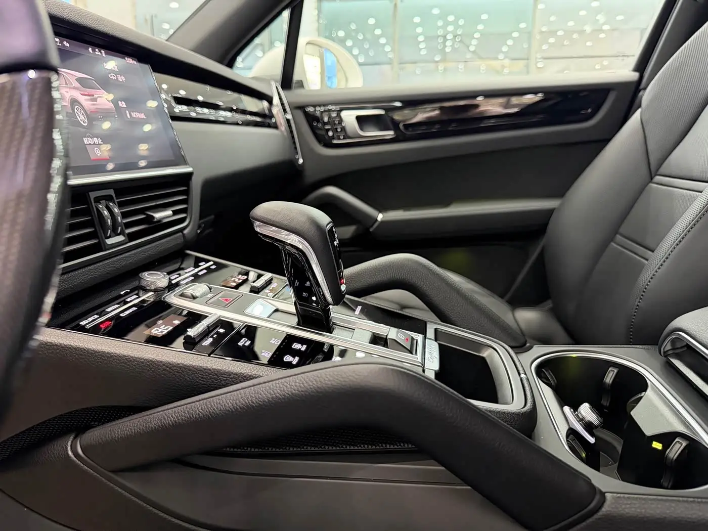 Porsche Cayenne 2021 — Photo 18/20