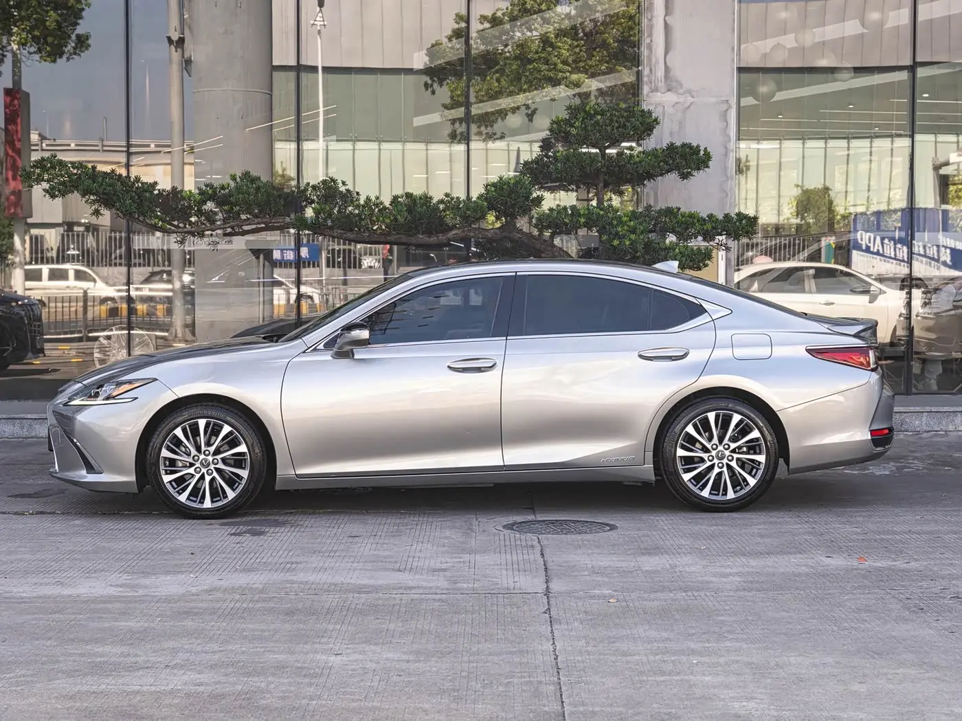 Lexus ES 2019 — Фото 4/20