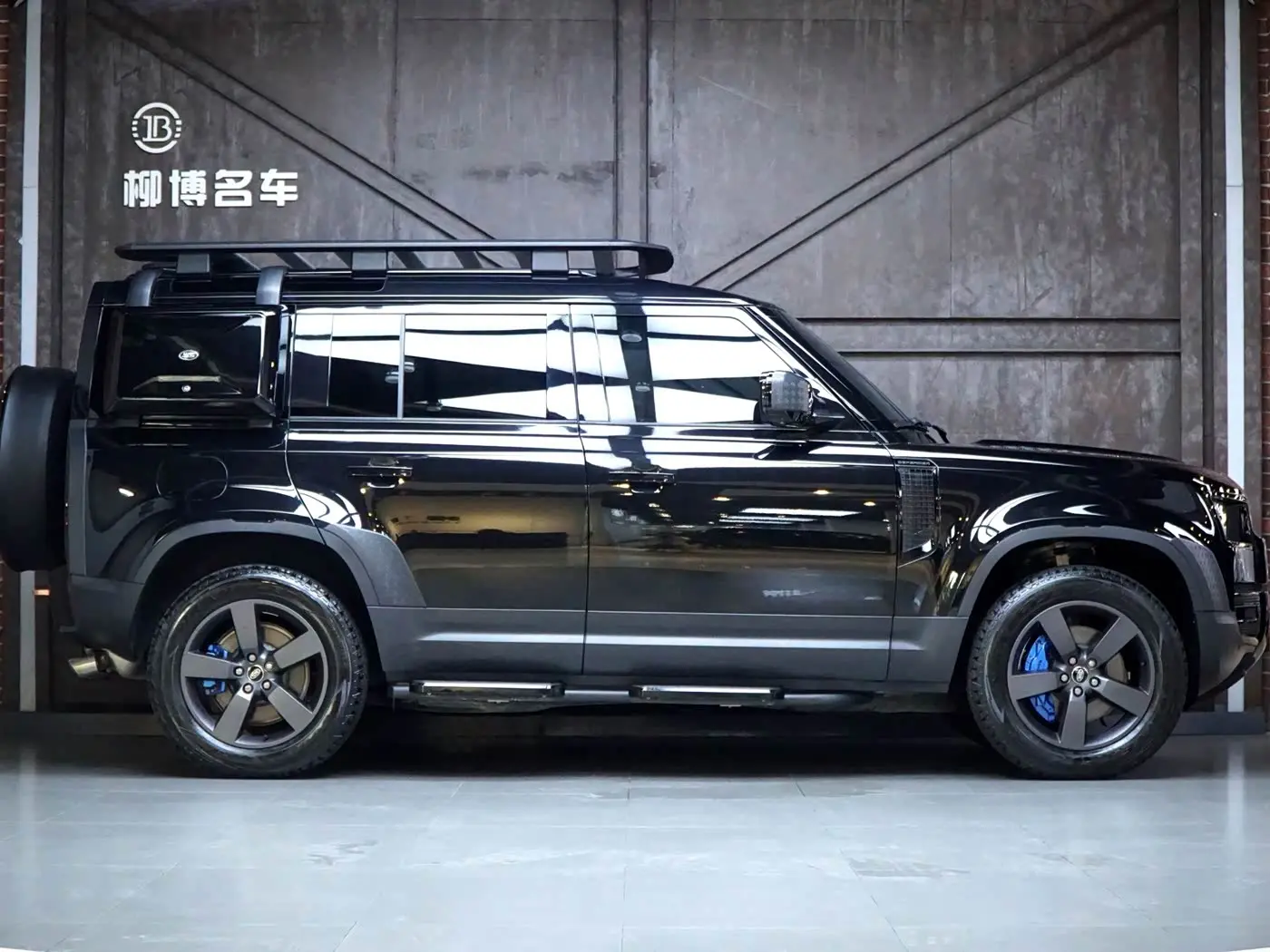 Land Rover Defender 2023 — Фото 4/20