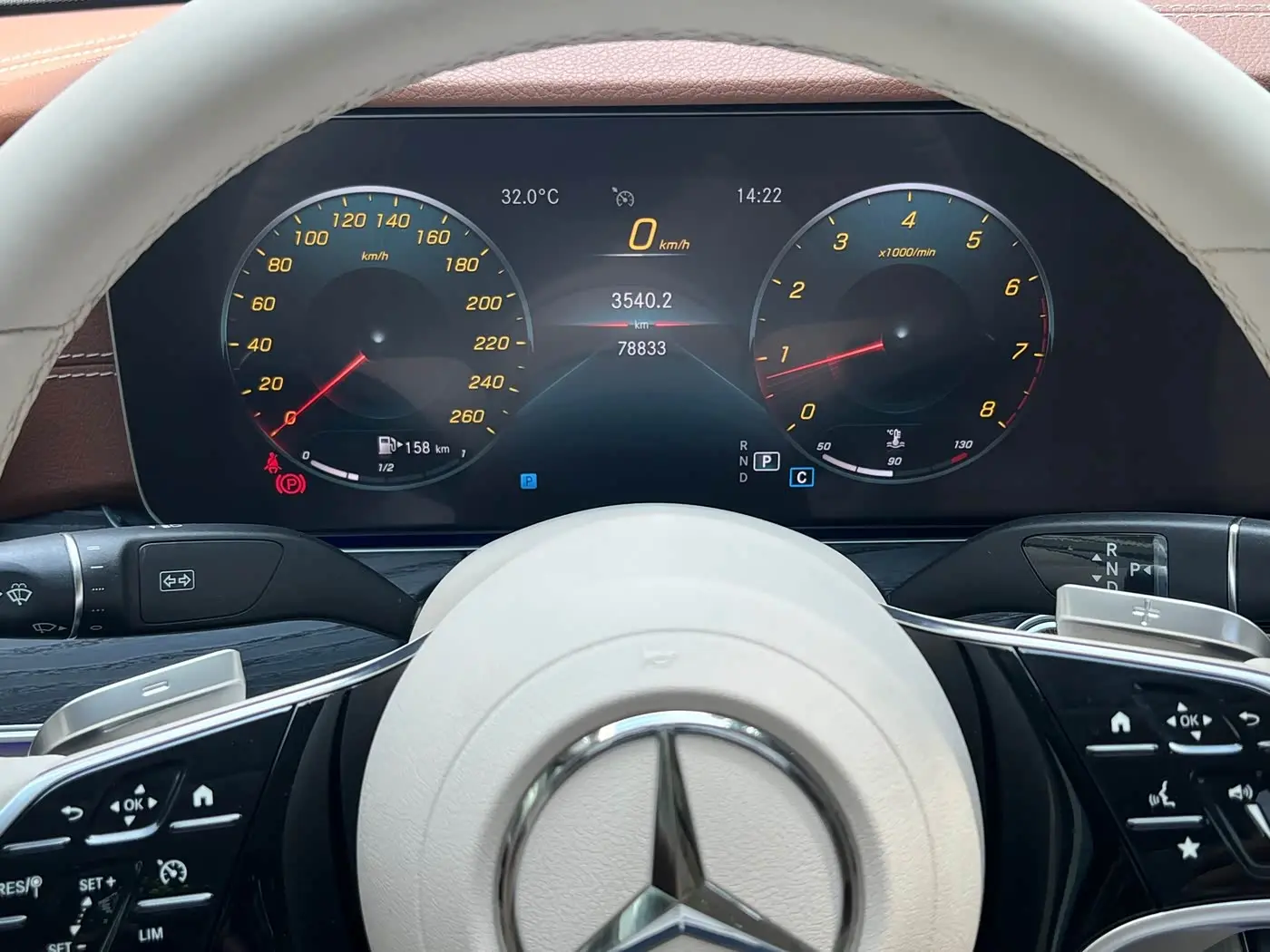 Mercedes-Benz E-Class 2022 — Photo 16/17