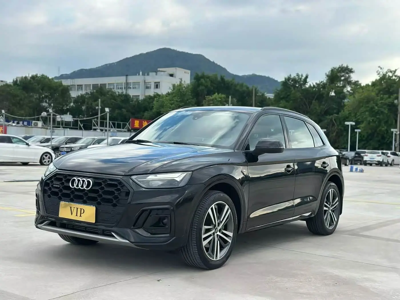 Audi Q5L 2023 — Фото 3/9