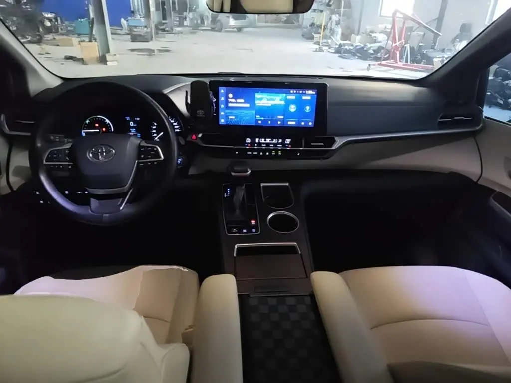 Toyota Granvia 2023 — Photo 10/20