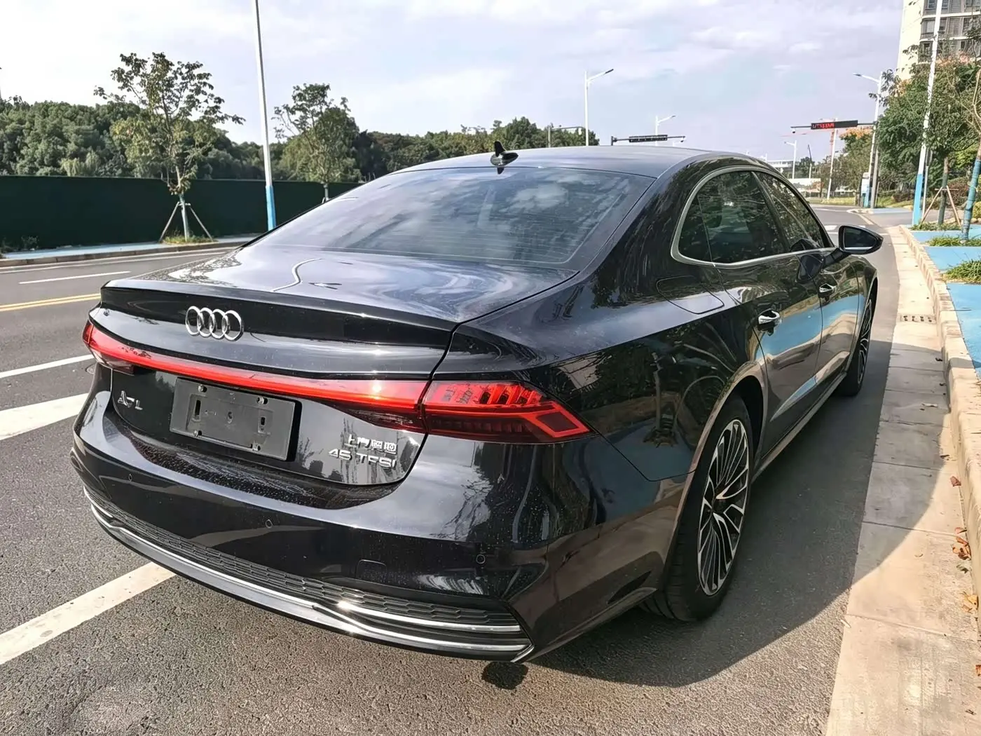 Audi A7L 2025 — Photo 3/8