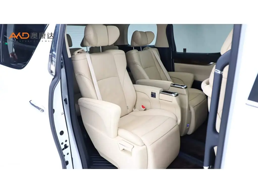 Toyota Alphard 2023 — Photo 8/11