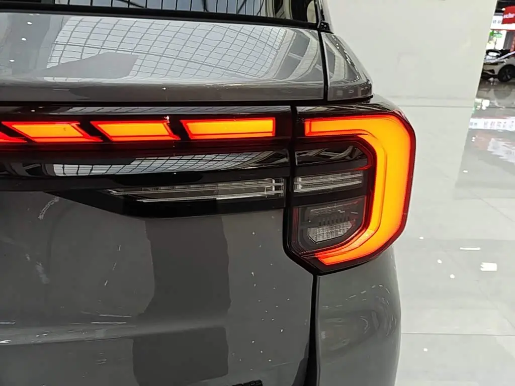 Ford Explorer 2023 — Photo 7/19