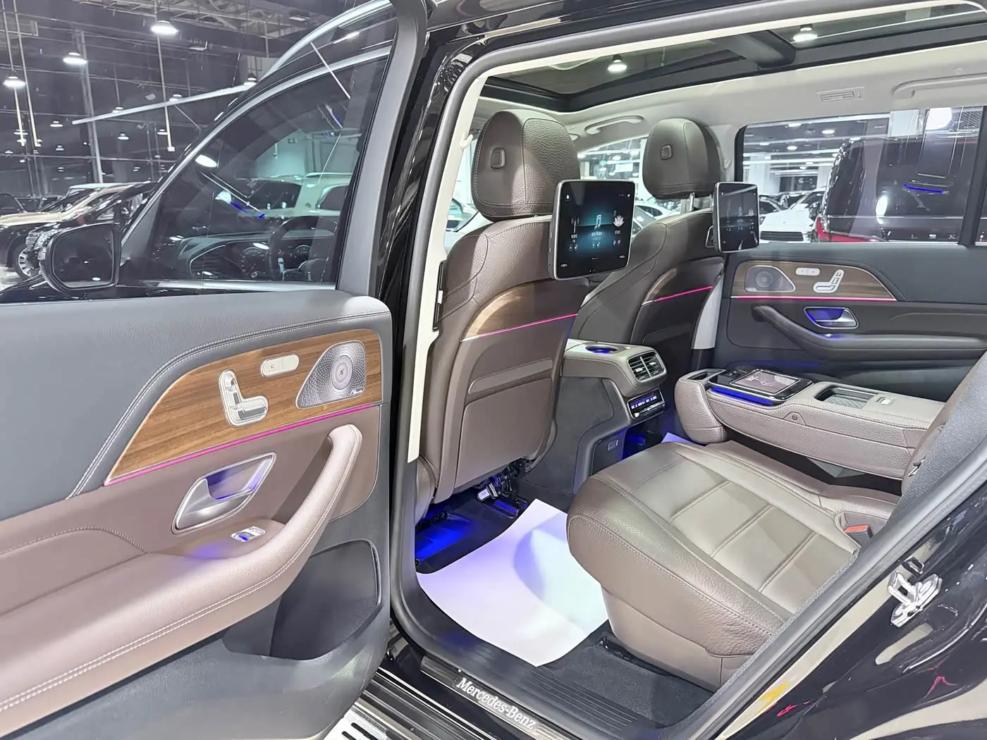 Mercedes-Benz GLS 2021 — Photo 11/19