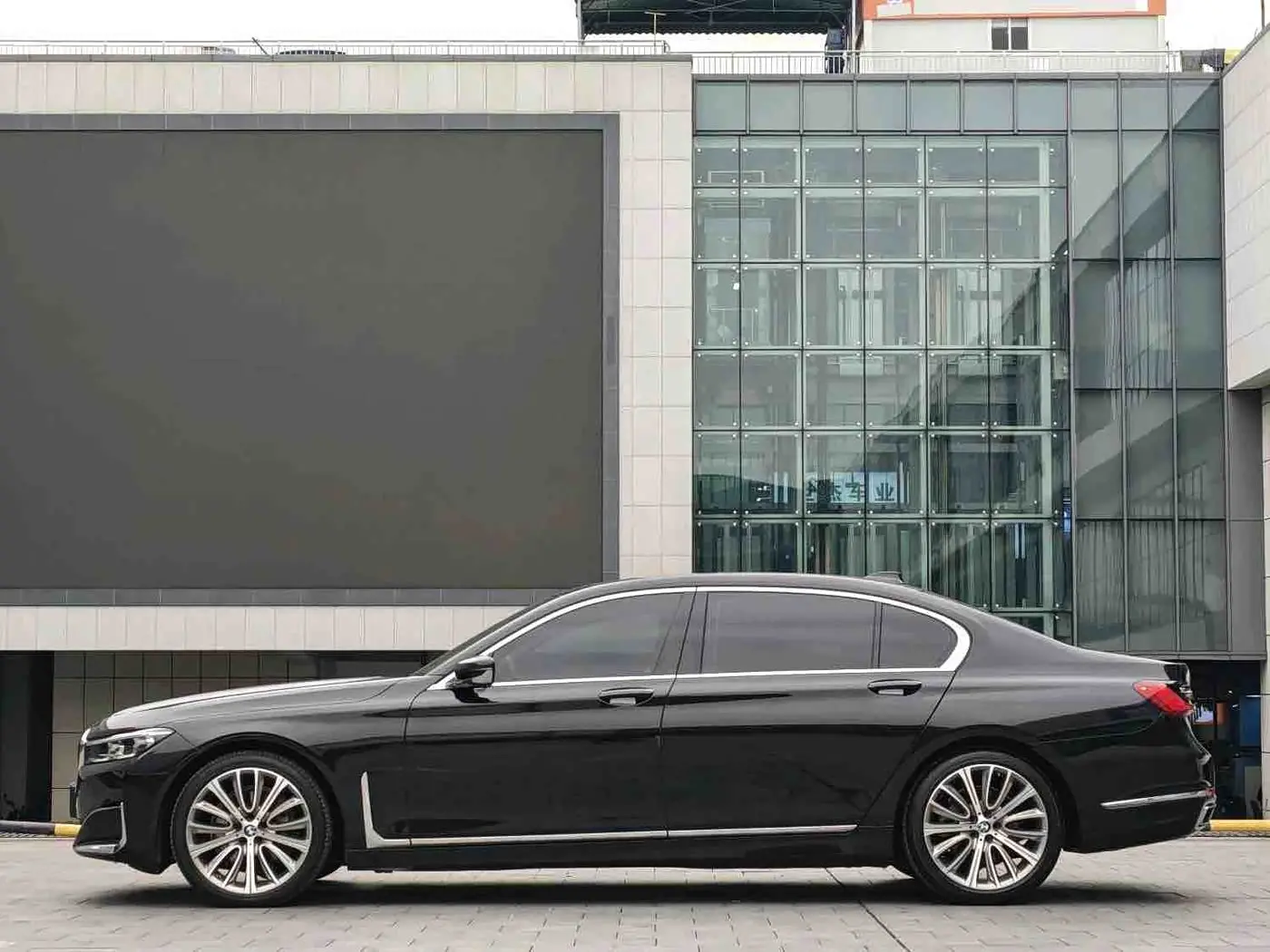 BMW 7 Series 2021 — Photo 4/9