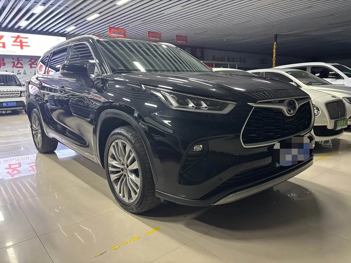 Toyota Highlander 2023 — Photo 8/11