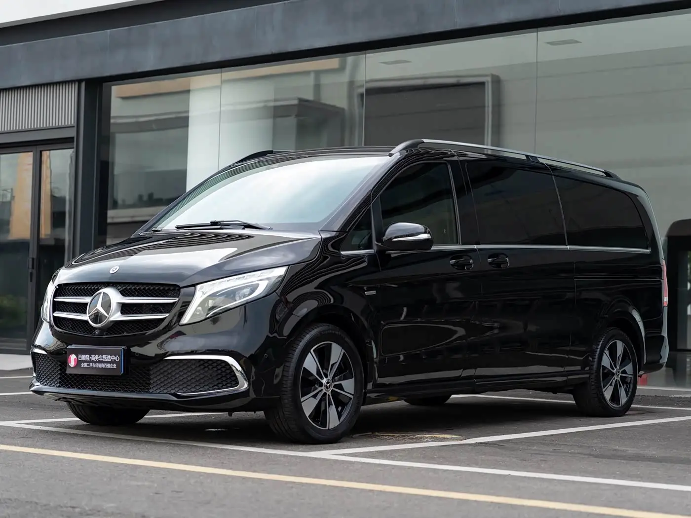 Mercedes-Benz V-Class 2022 — Photo 1/16