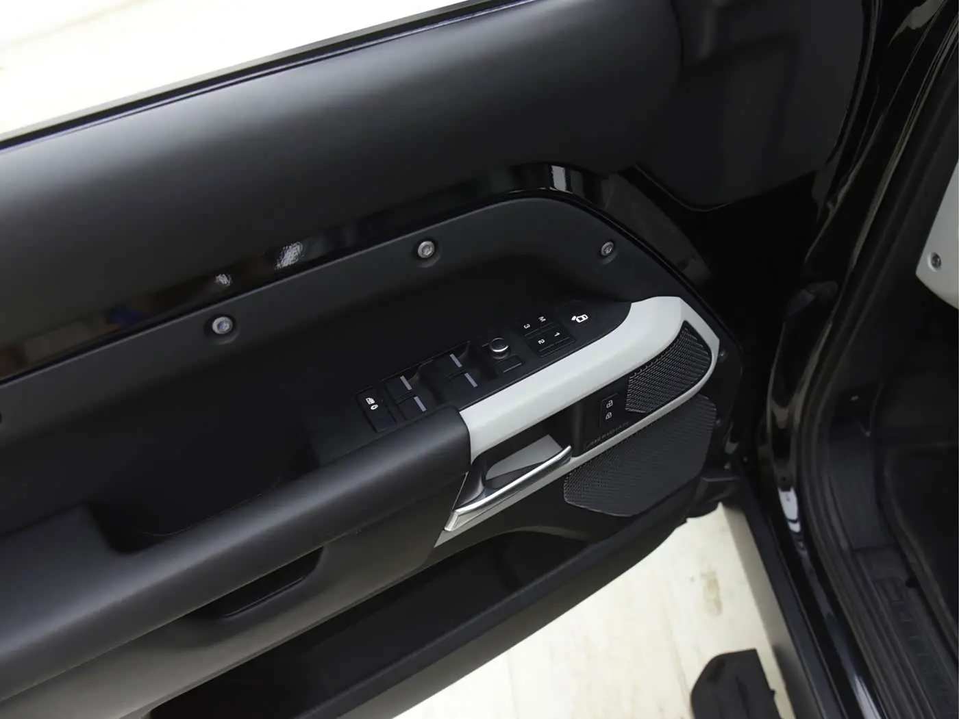 Land Rover Defender 2020 — Фото 11/20