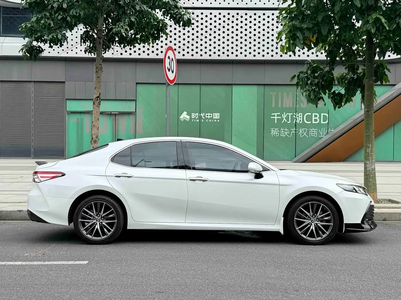 Toyota Camry 2022 — Photo 7/20