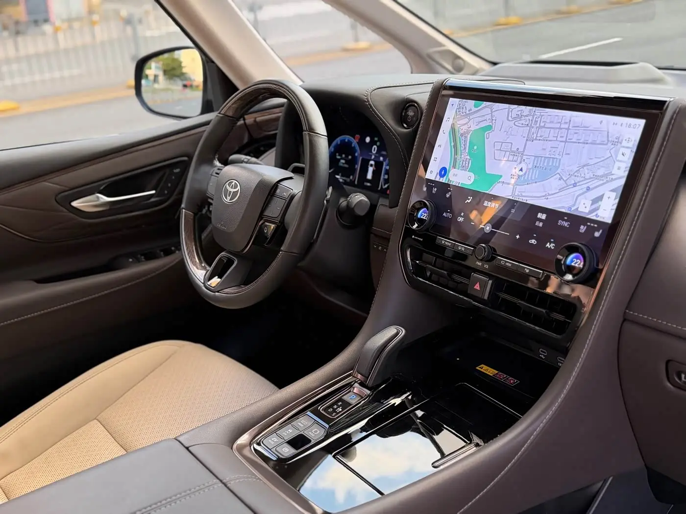Toyota Alphard 2023 — Photo 12/19