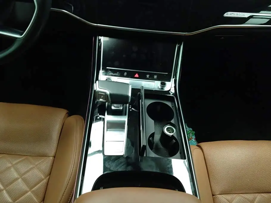 Audi A8 2021 — Фото 16/16