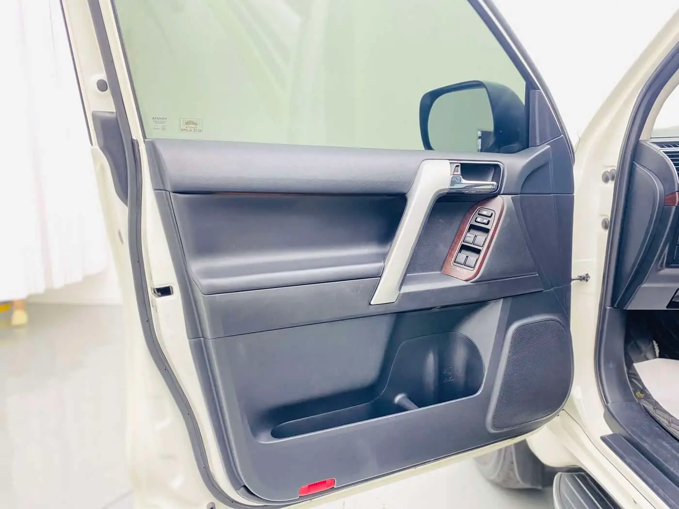 Toyota Prado 2017 — ფოტო 16/17