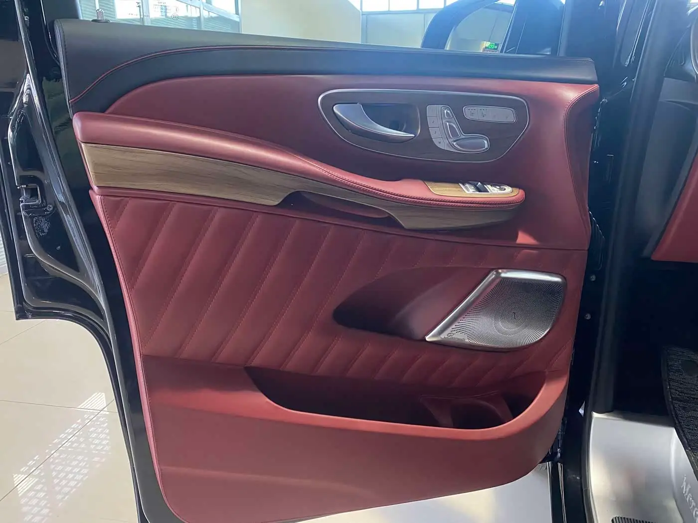 Mercedes-Benz V-Class 2025 — Photo 4/20