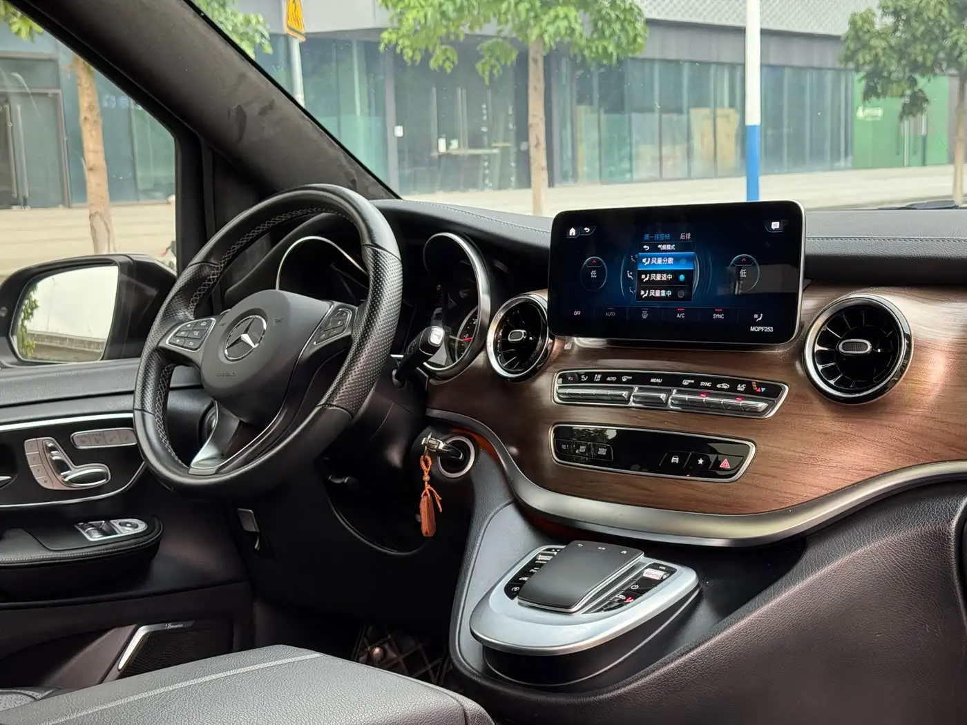 Mercedes-Benz V-Class 2021 — Фото 11/20
