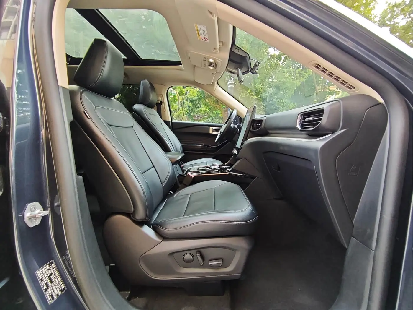Ford Explorer 2021 — Photo 9/16