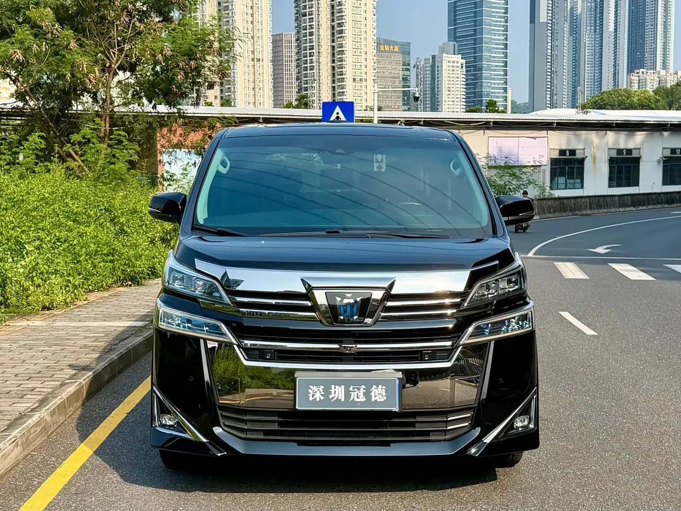 Toyota Vellfire 2022 — Photo 2/17