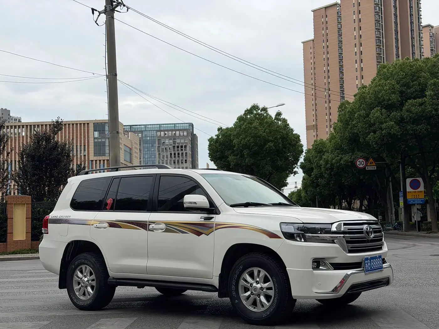 Toyota Land Cruiser 2011 — Photo 2/9