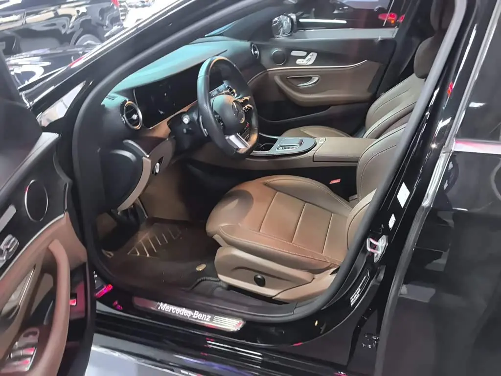 Mercedes-Benz E-Class 2023 — Photo 7/20