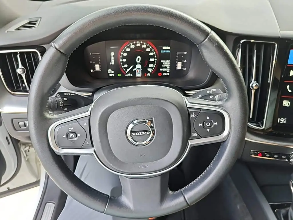 Volvo XC60 2018 — Фото 7/20
