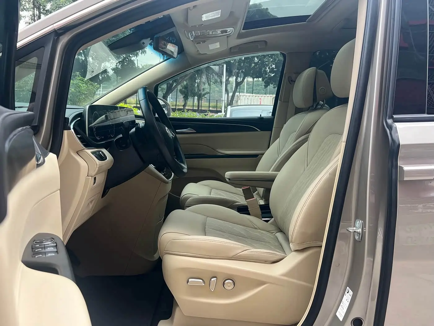 Buick GL8 2022 — Photo 10/18