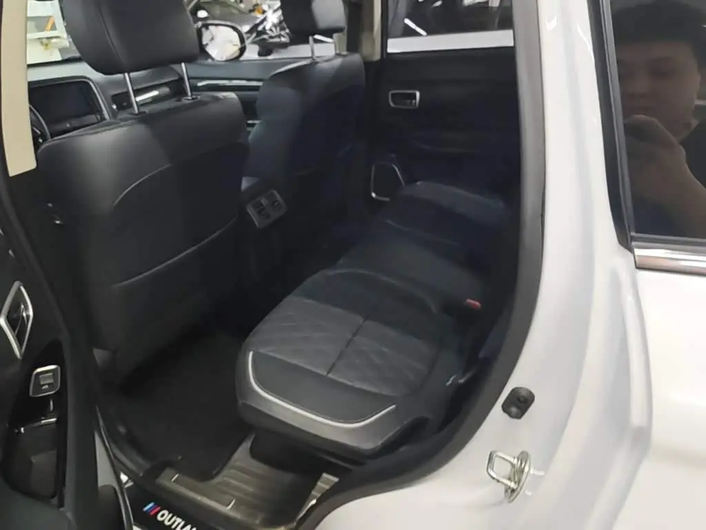 Mitsubishi Outlander 2021 — Photo 17/20