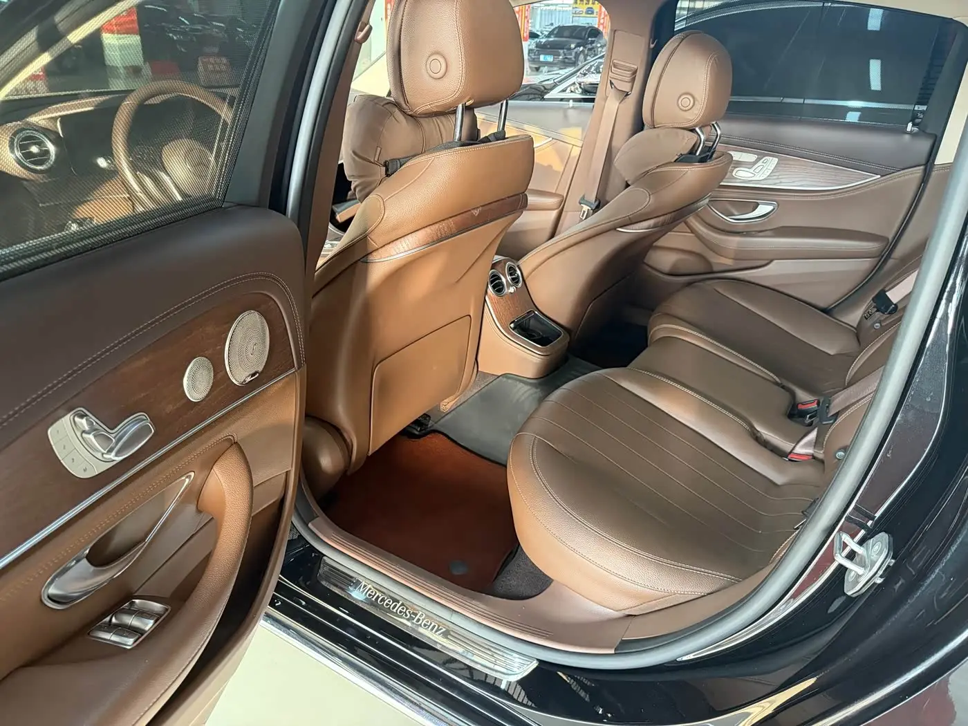 Mercedes-Benz E-Class 2022 — Photo 6/9